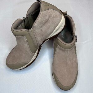 EUC Easy Spirit Shoes size 8 tan women’s comfy house shoes walking